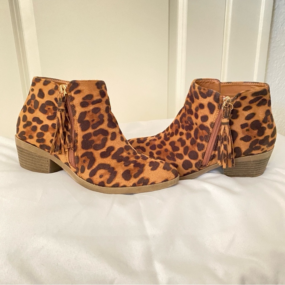 Bonnibel leopard print ankle booties, size 6.